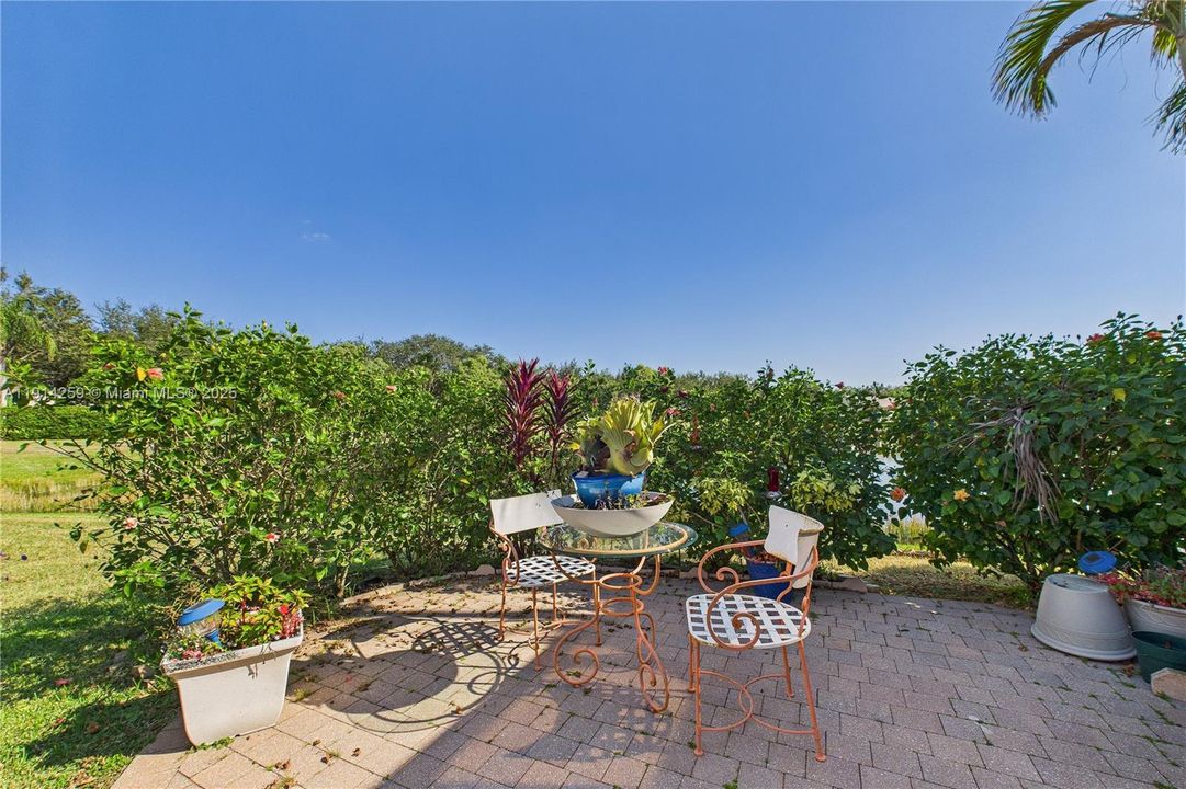 For Sale: $330,000 (2 beds, 2 baths, 1481 Square Feet)