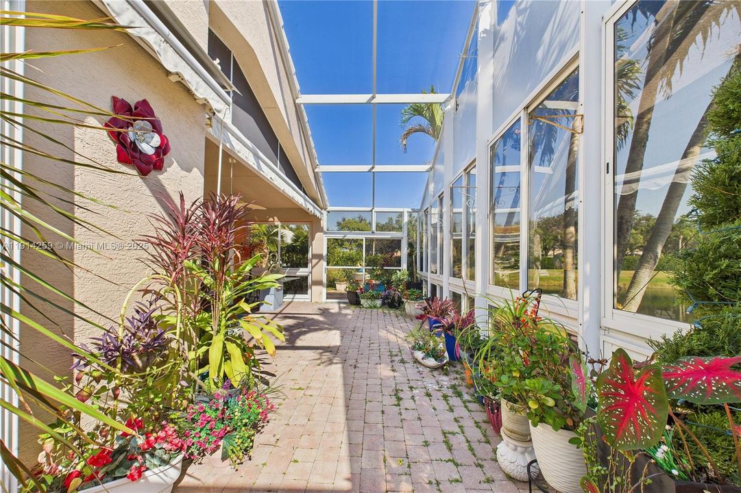 For Sale: $330,000 (2 beds, 2 baths, 1481 Square Feet)