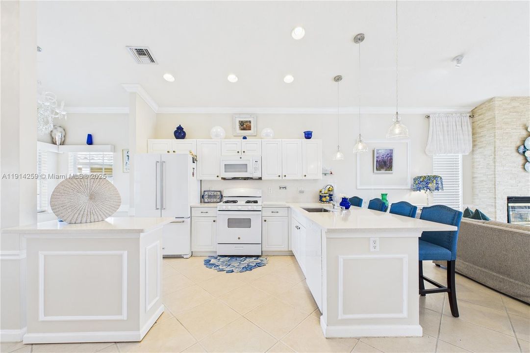 For Sale: $330,000 (2 beds, 2 baths, 1481 Square Feet)