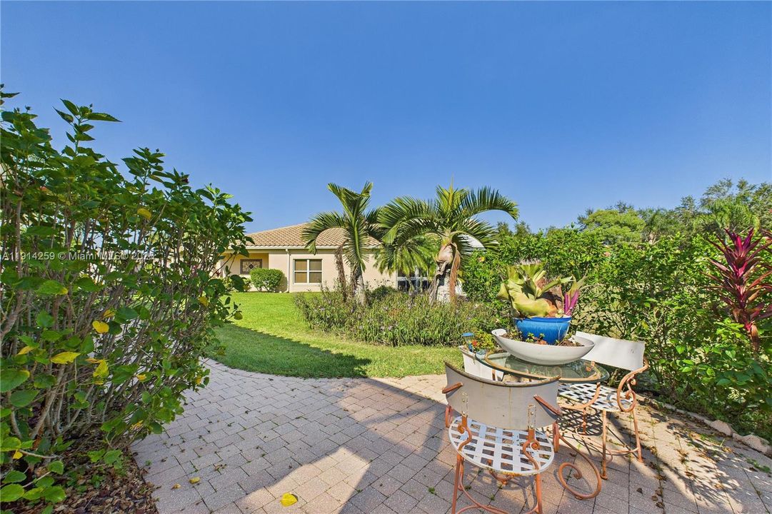 For Sale: $330,000 (2 beds, 2 baths, 1481 Square Feet)