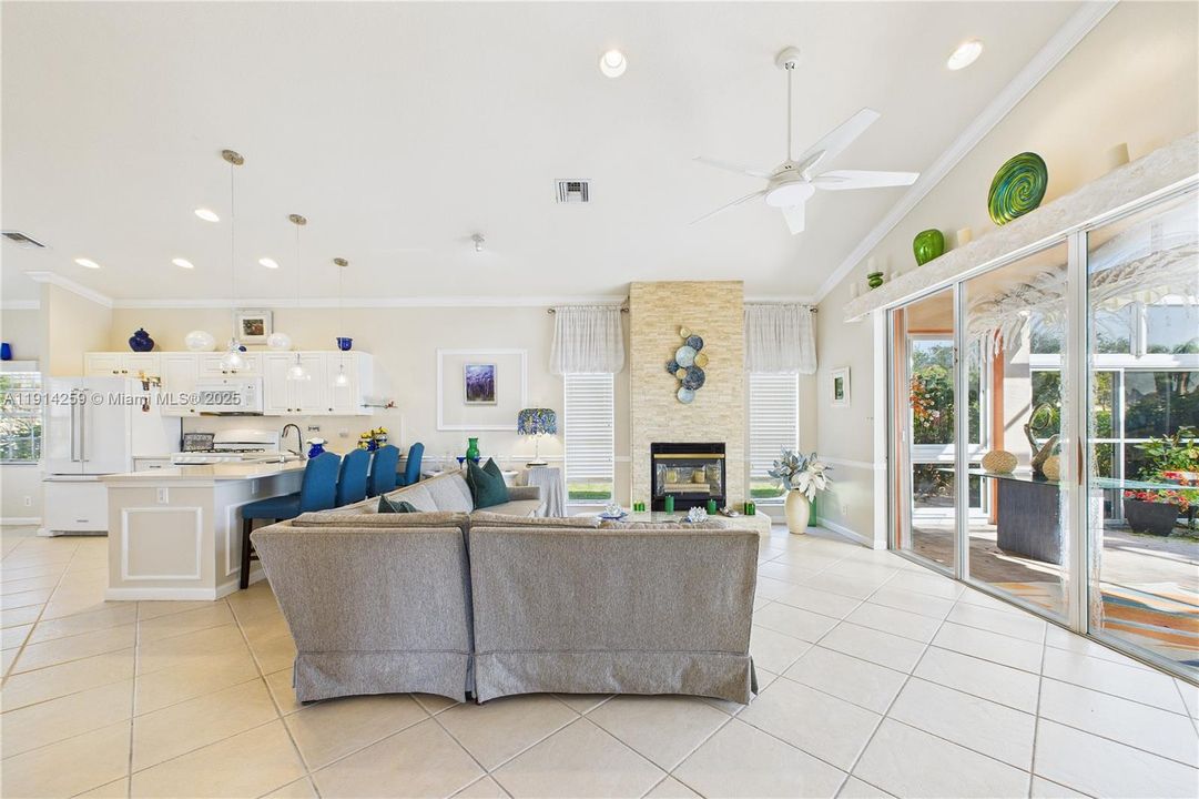 For Sale: $330,000 (2 beds, 2 baths, 1481 Square Feet)