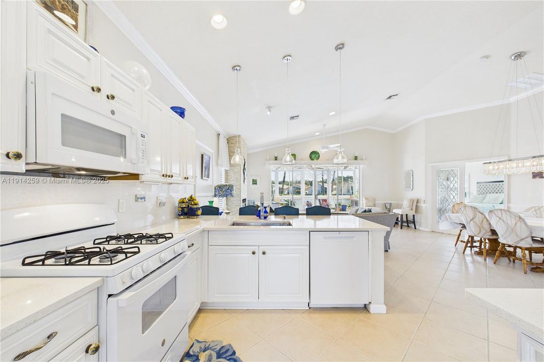 For Sale: $330,000 (2 beds, 2 baths, 1481 Square Feet)