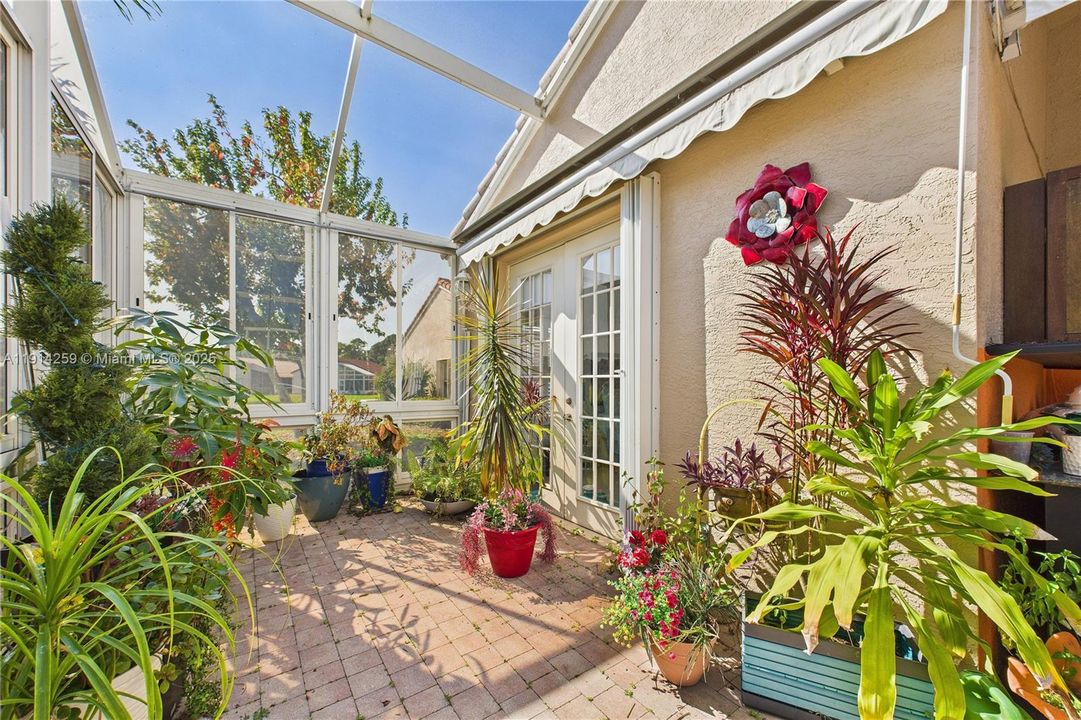 For Sale: $330,000 (2 beds, 2 baths, 1481 Square Feet)