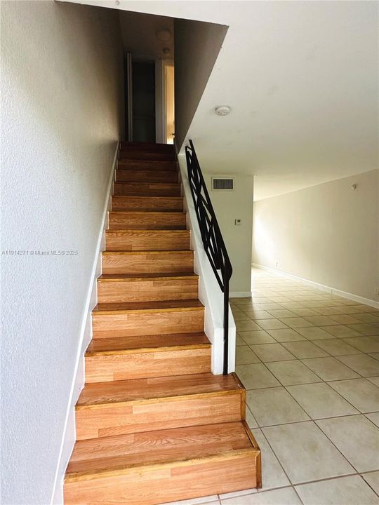 Active With Contract: $1,950 (2 beds, 1 baths, 938 Square Feet)