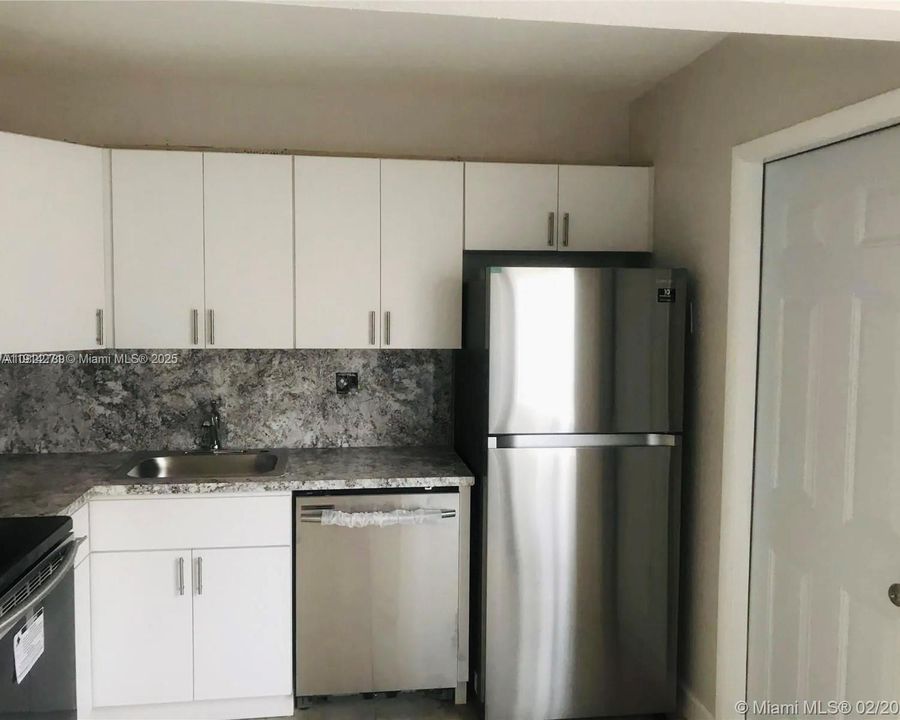 Active With Contract: $1,950 (2 beds, 1 baths, 938 Square Feet)