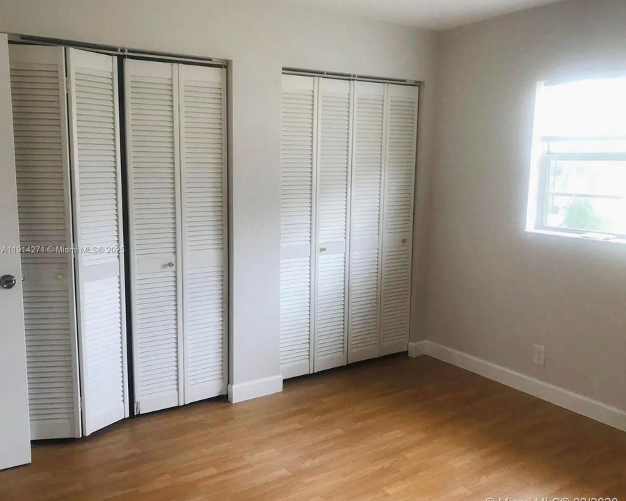 Active With Contract: $1,950 (2 beds, 1 baths, 938 Square Feet)