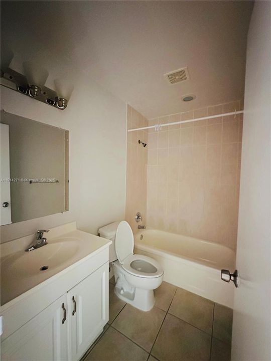 Active With Contract: $1,950 (2 beds, 1 baths, 938 Square Feet)