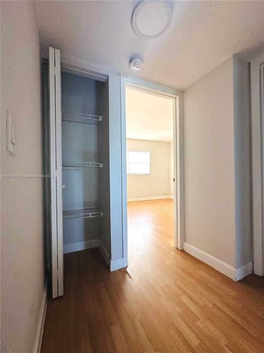 Active With Contract: $1,950 (2 beds, 1 baths, 938 Square Feet)