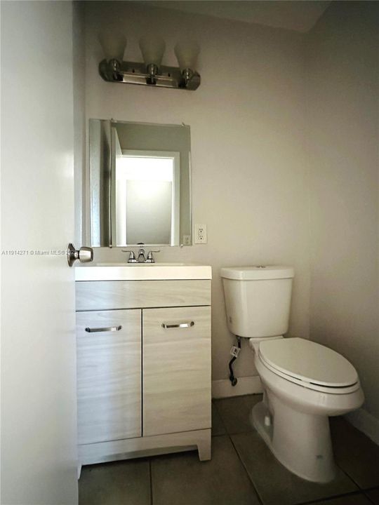 Active With Contract: $1,950 (2 beds, 1 baths, 938 Square Feet)