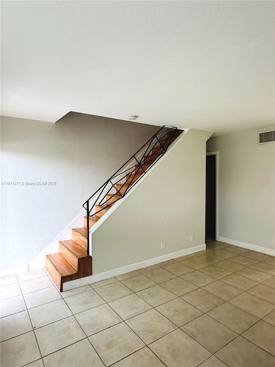 Active With Contract: $1,950 (2 beds, 1 baths, 938 Square Feet)