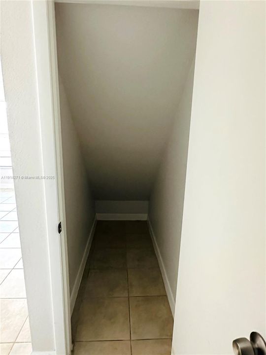 Active With Contract: $1,950 (2 beds, 1 baths, 938 Square Feet)