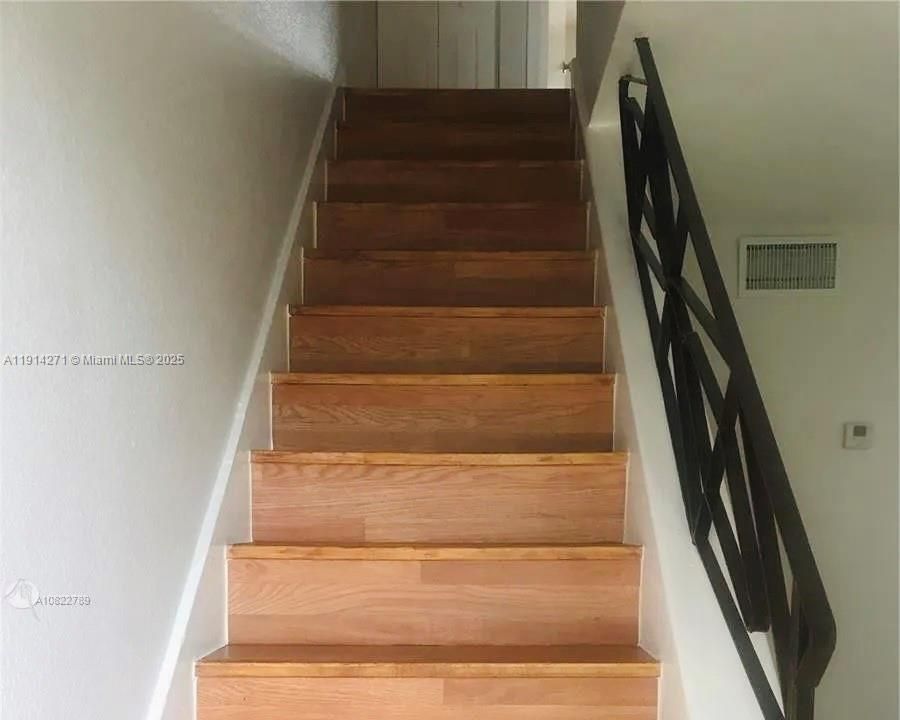 Active With Contract: $1,950 (2 beds, 1 baths, 938 Square Feet)