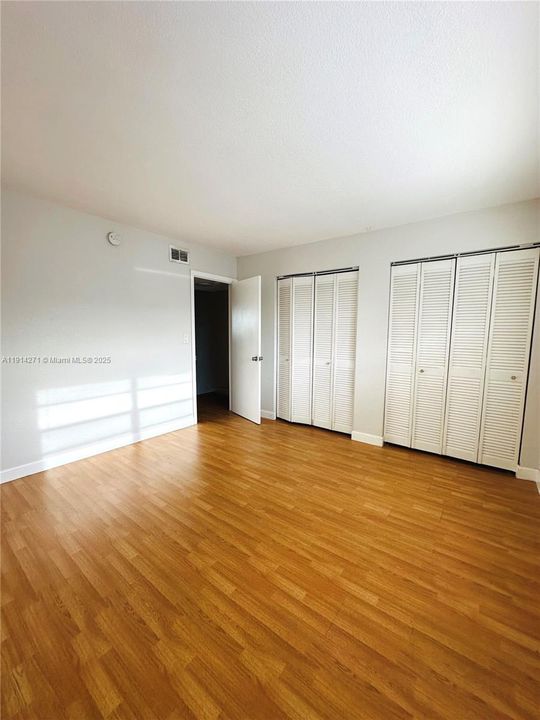 Active With Contract: $1,950 (2 beds, 1 baths, 938 Square Feet)