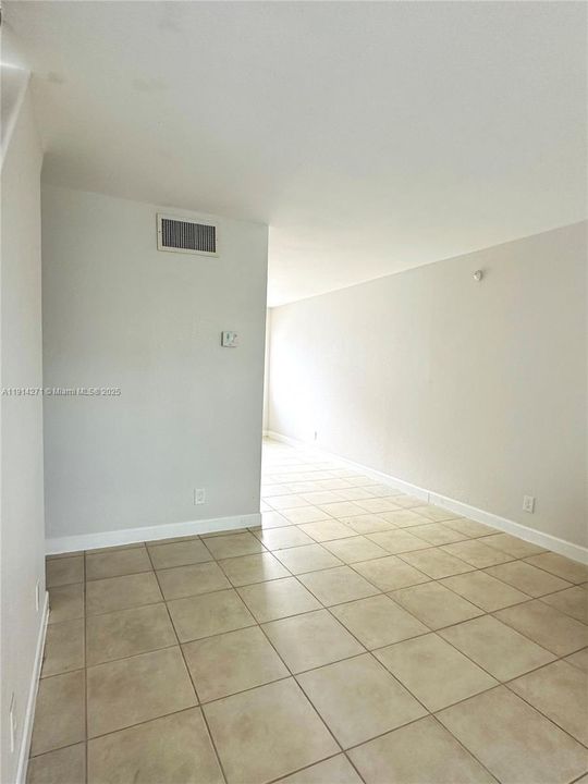 Active With Contract: $1,950 (2 beds, 1 baths, 938 Square Feet)