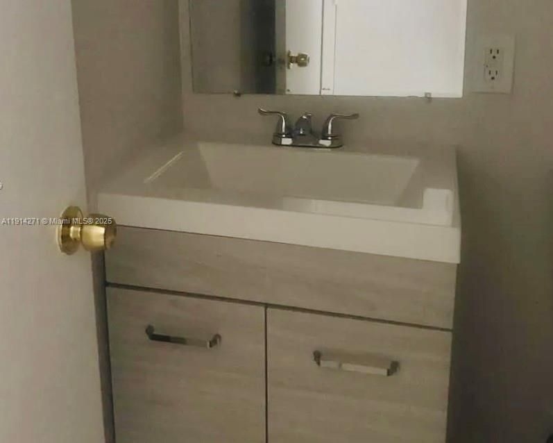 Active With Contract: $1,950 (2 beds, 1 baths, 938 Square Feet)