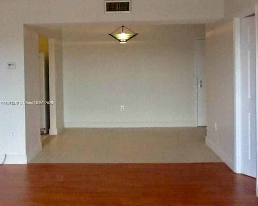 待售: $139,900 (2 贝兹, 2 浴室, 972 平方英尺)