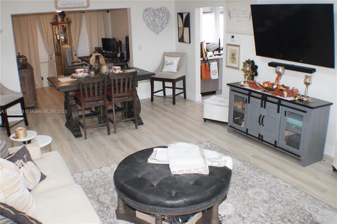 For Sale: $425,000 (2 beds, 2 baths, 1428 Square Feet)