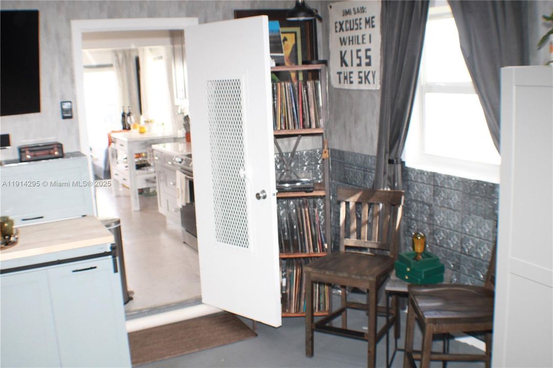 For Sale: $425,000 (2 beds, 2 baths, 1428 Square Feet)