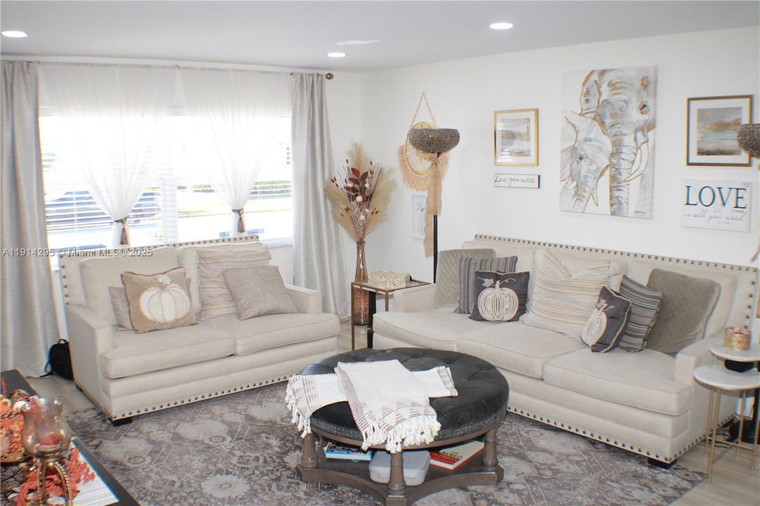 For Sale: $425,000 (2 beds, 2 baths, 1428 Square Feet)