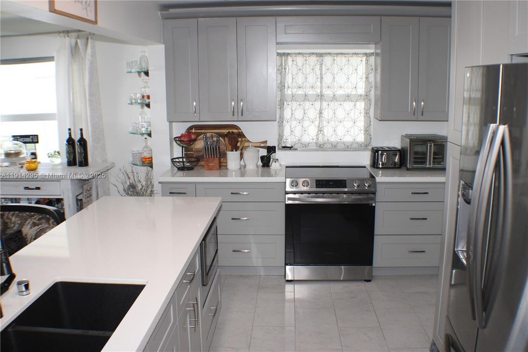 For Sale: $425,000 (2 beds, 2 baths, 1428 Square Feet)