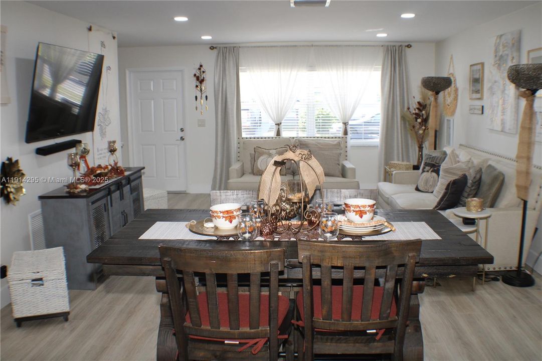 For Sale: $425,000 (2 beds, 2 baths, 1428 Square Feet)