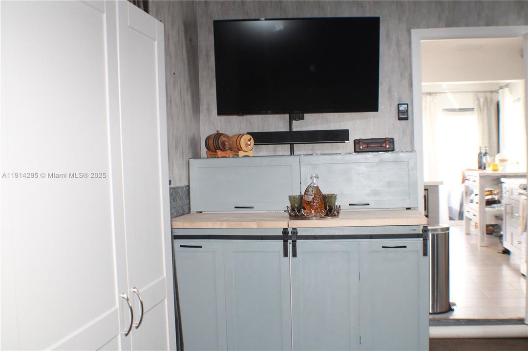 For Sale: $425,000 (2 beds, 2 baths, 1428 Square Feet)