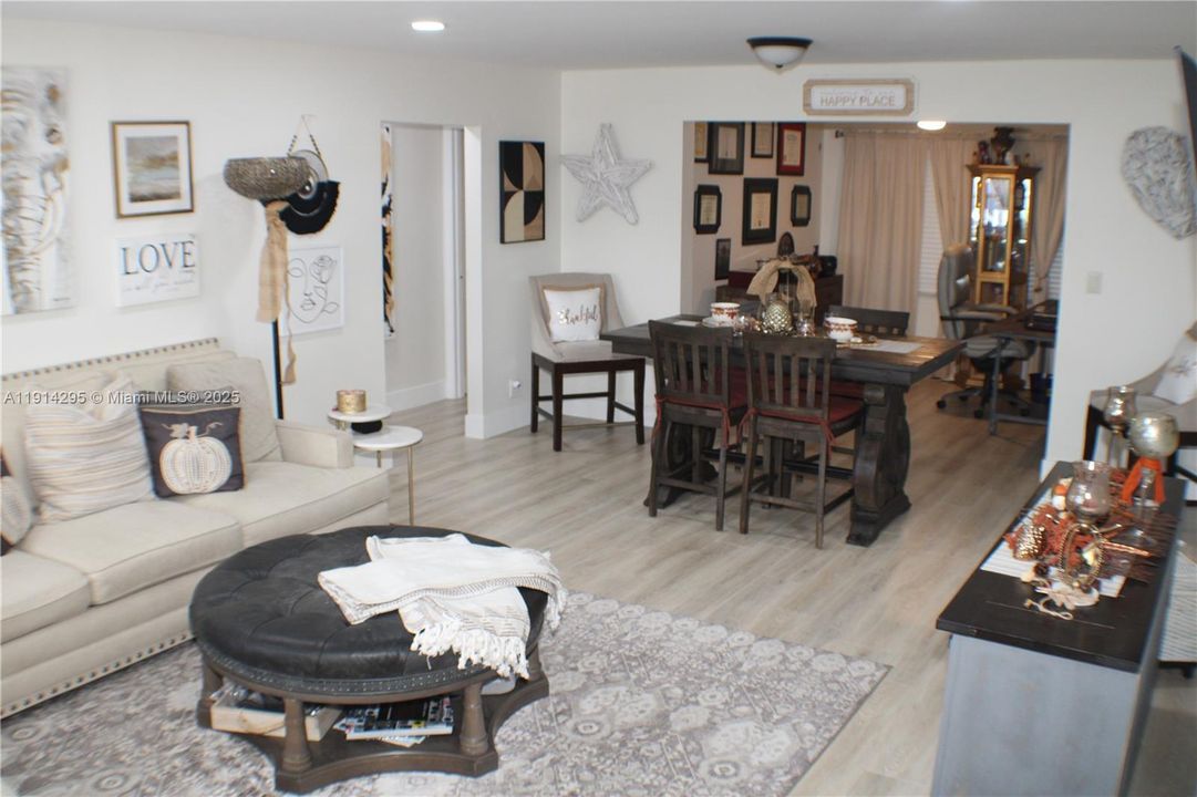 For Sale: $425,000 (2 beds, 2 baths, 1428 Square Feet)