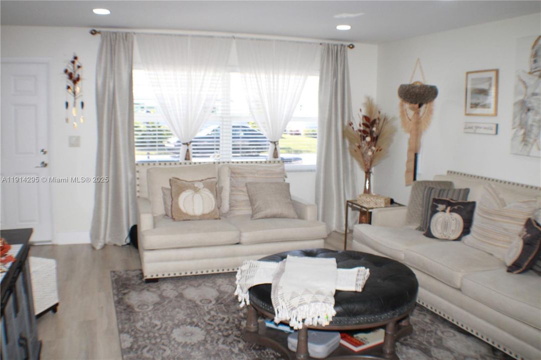 For Sale: $425,000 (2 beds, 2 baths, 1428 Square Feet)