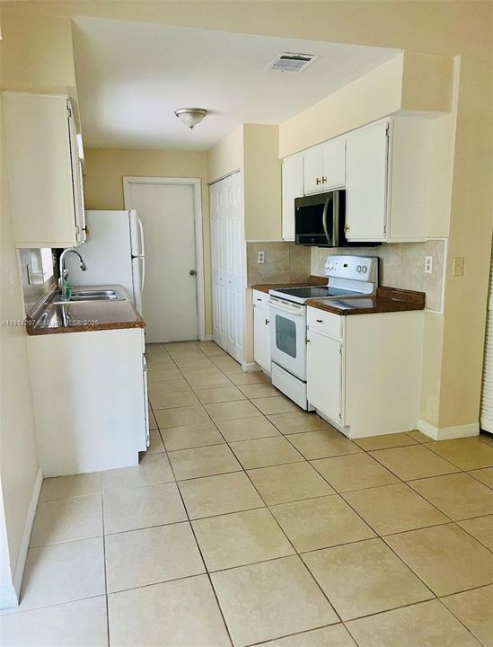 待售: $245,000 (3 贝兹, 2 浴室, 0 平方英尺)