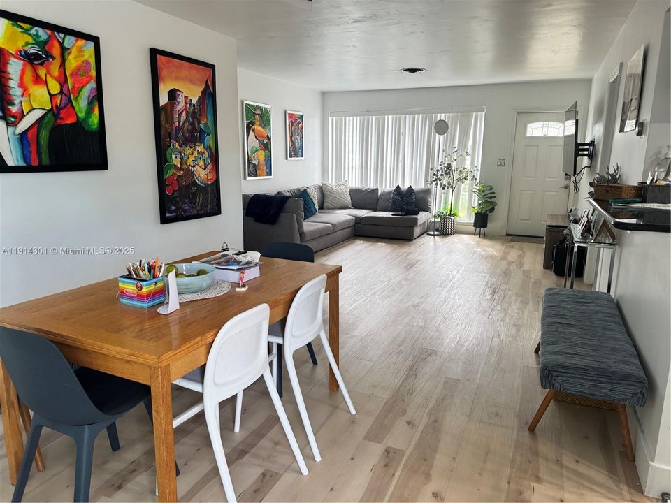 合同活跃: $4,000 (3 贝兹, 2 浴室, 1522 平方英尺)