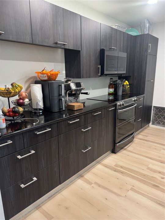 合同活跃: $4,000 (3 贝兹, 2 浴室, 1522 平方英尺)