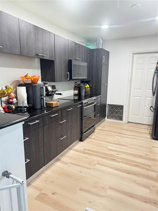 合同活跃: $4,000 (3 贝兹, 2 浴室, 1522 平方英尺)