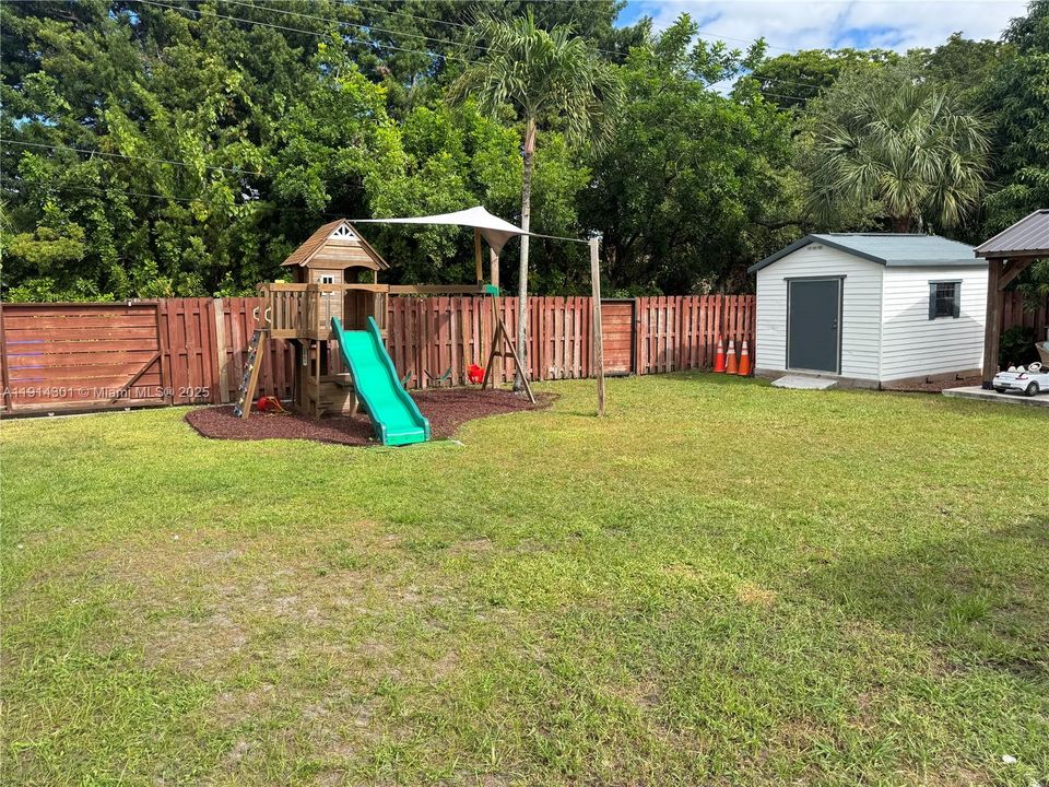 合同活跃: $4,000 (3 贝兹, 2 浴室, 1522 平方英尺)