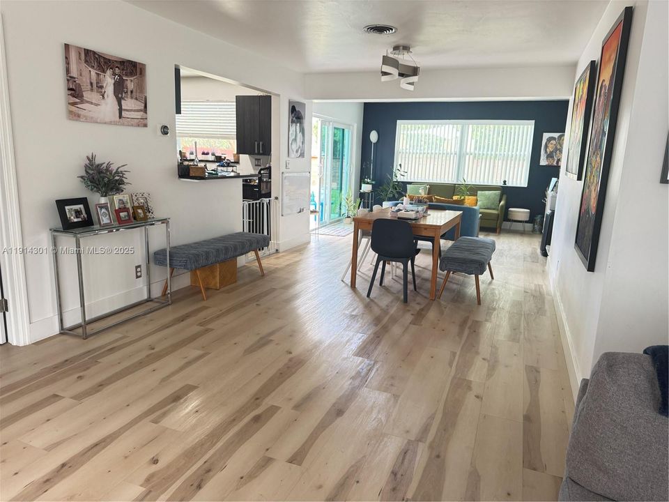 合同活跃: $4,000 (3 贝兹, 2 浴室, 1522 平方英尺)