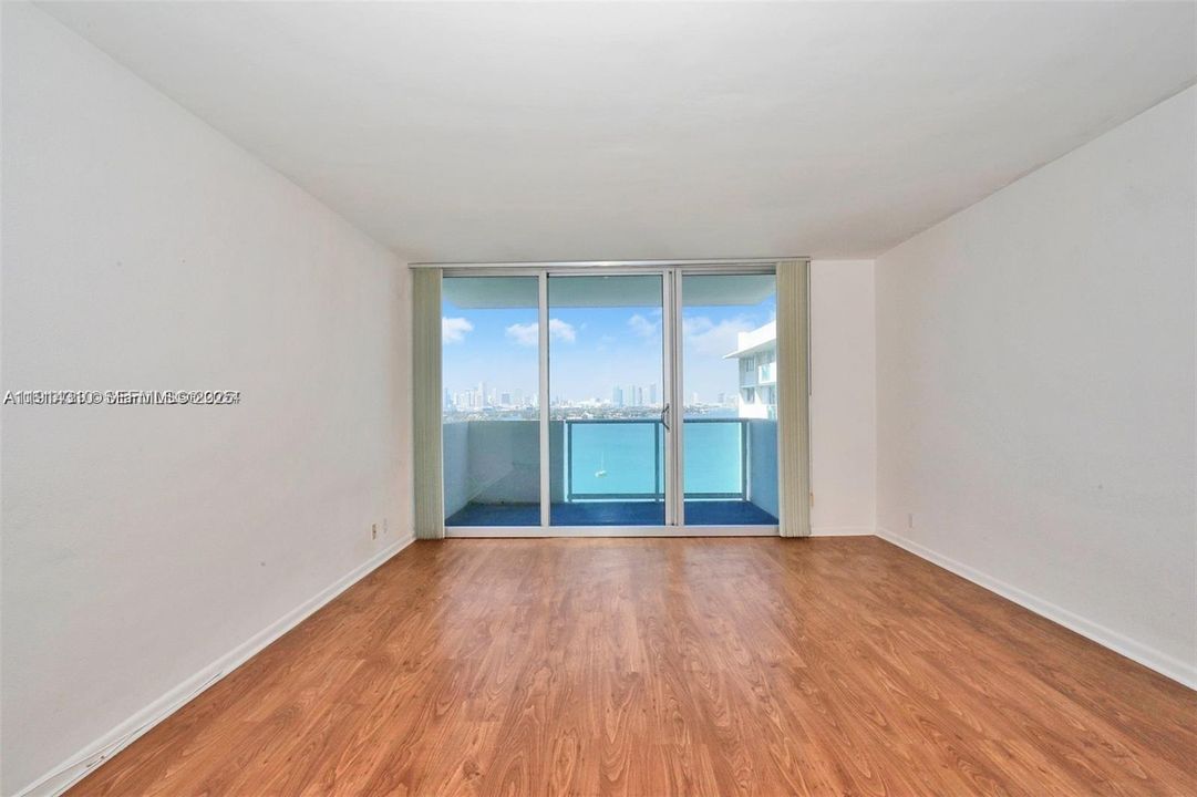 For Sale: $559,000 (1 beds, 1 baths, 837 Square Feet)