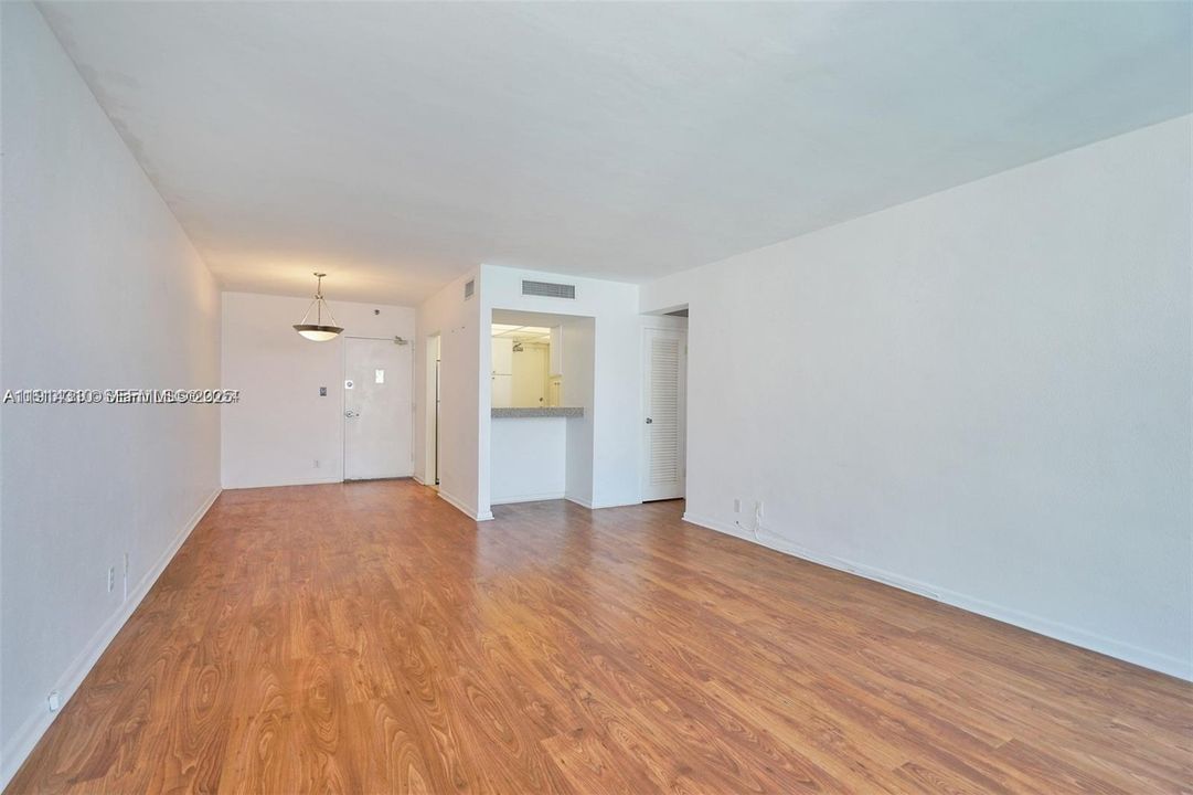 For Sale: $559,000 (1 beds, 1 baths, 837 Square Feet)