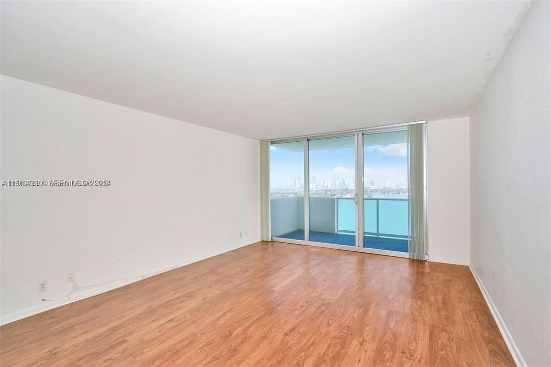 For Sale: $559,000 (1 beds, 1 baths, 837 Square Feet)
