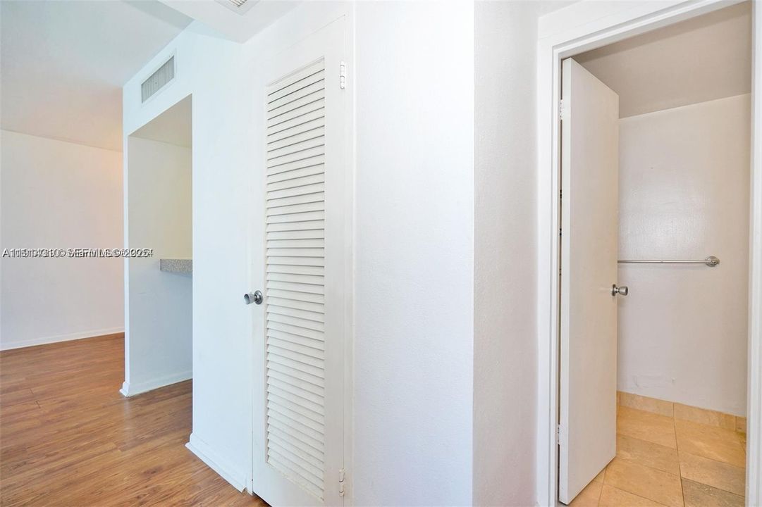 For Sale: $559,000 (1 beds, 1 baths, 837 Square Feet)