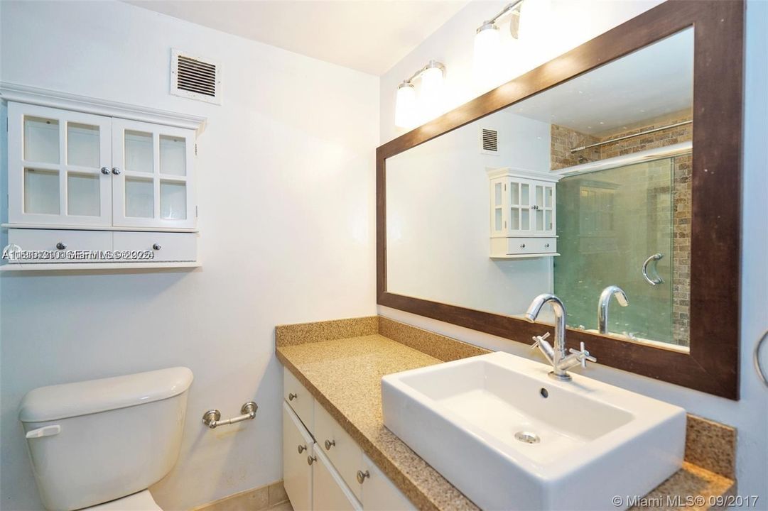 For Sale: $559,000 (1 beds, 1 baths, 837 Square Feet)