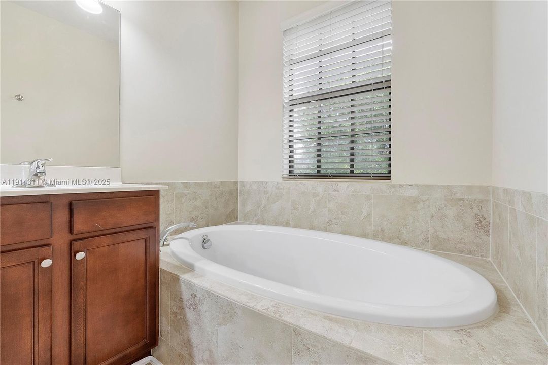 В аренду: $3,400 (3 спален, 2 ванн, 1983 Квадратных фут)