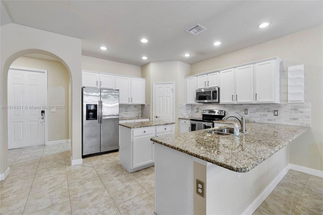 В аренду: $3,400 (3 спален, 2 ванн, 1983 Квадратных фут)