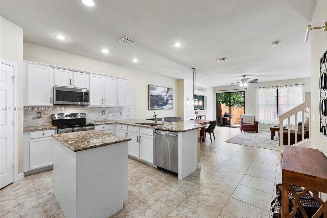 В аренду: $3,400 (3 спален, 2 ванн, 1983 Квадратных фут)