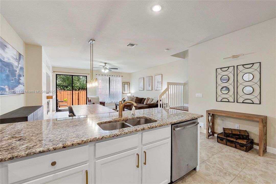 В аренду: $3,400 (3 спален, 2 ванн, 1983 Квадратных фут)