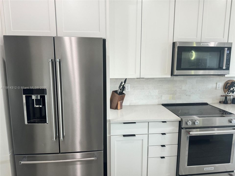 На продажу: $685,000 (3 спален, 2 ванн, 1966 Квадратных фут)