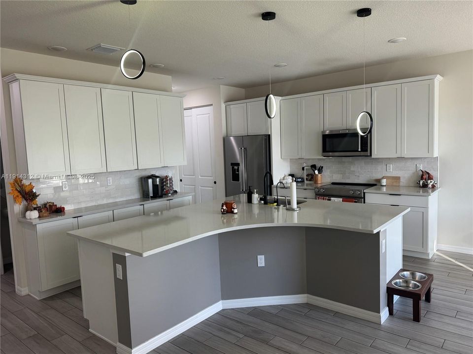 На продажу: $685,000 (3 спален, 2 ванн, 1966 Квадратных фут)