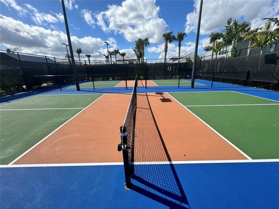 На продажу: $685,000 (3 спален, 2 ванн, 1966 Квадратных фут)