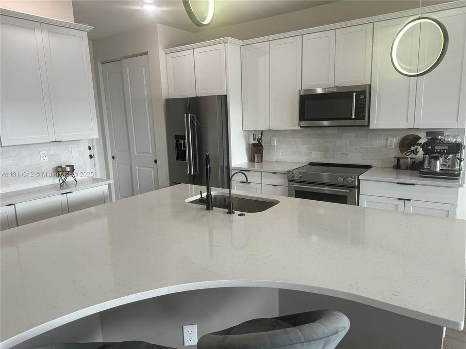 На продажу: $685,000 (3 спален, 2 ванн, 1966 Квадратных фут)