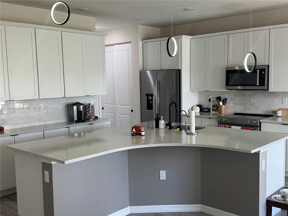 На продажу: $685,000 (3 спален, 2 ванн, 1966 Квадратных фут)