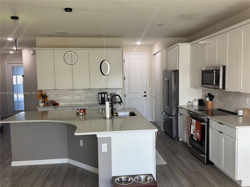 На продажу: $685,000 (3 спален, 2 ванн, 1966 Квадратных фут)