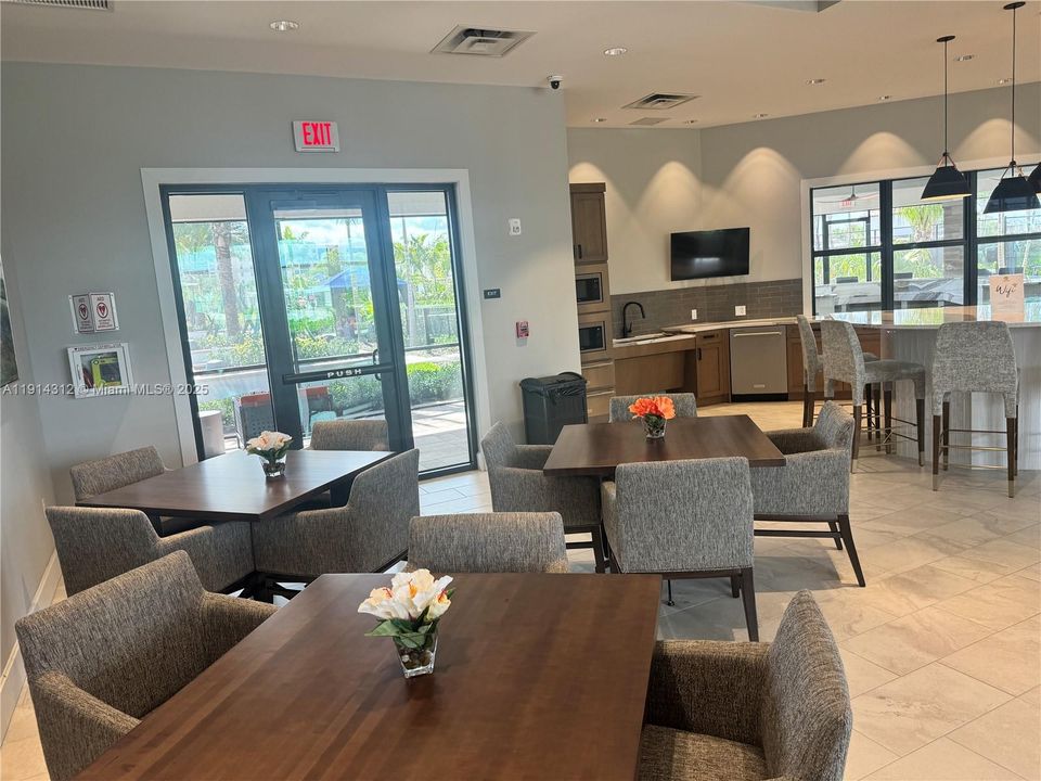 На продажу: $685,000 (3 спален, 2 ванн, 1966 Квадратных фут)